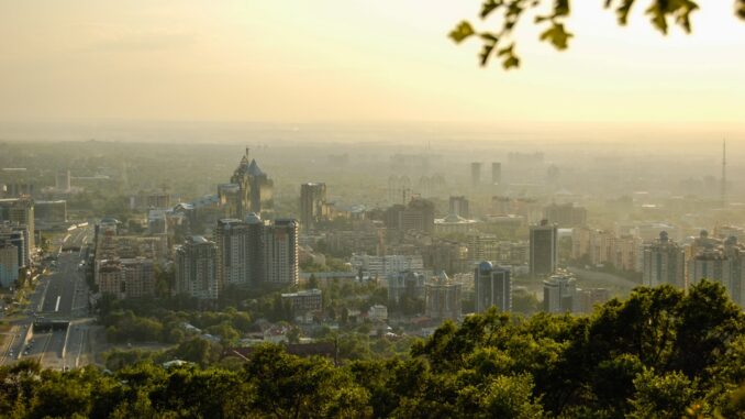 high rise buildings beside green trees during daytime by pigleting (Unsplash.com)