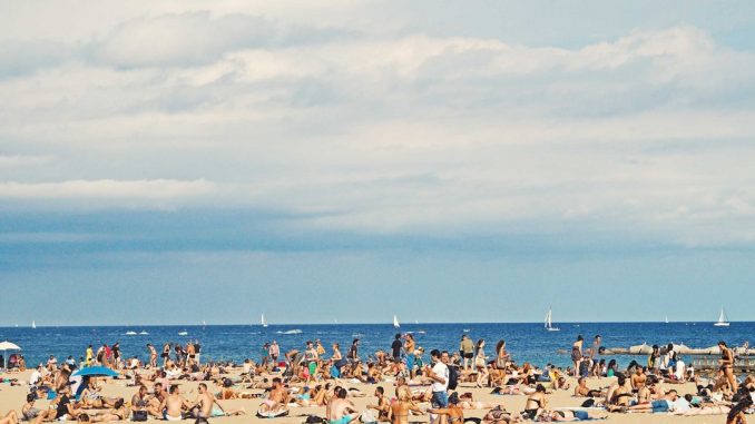 Crowded Barcelona beach by federicogiampieri (Unsplash.com)