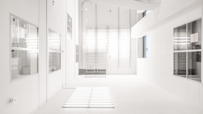 Futuristic white interior by samuelzeller (Unsplash.com)