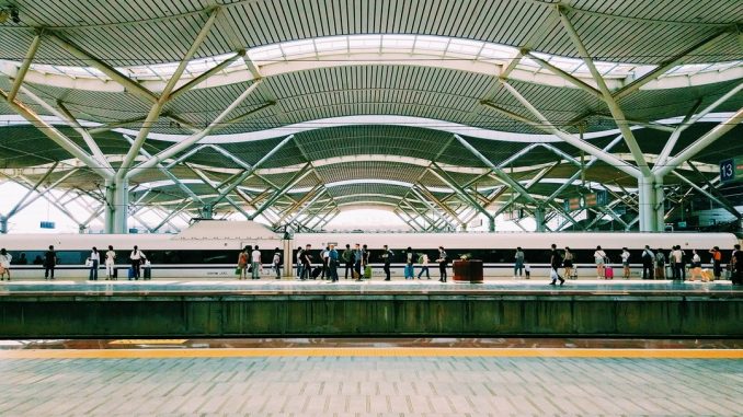 waiting for the railway in changsha south railway station. by landall (Unsplash.com)