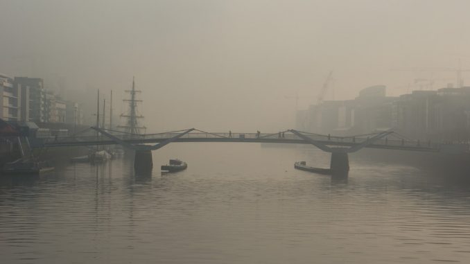 Foggy City Silhouettes by pgaert (Unsplash.com)