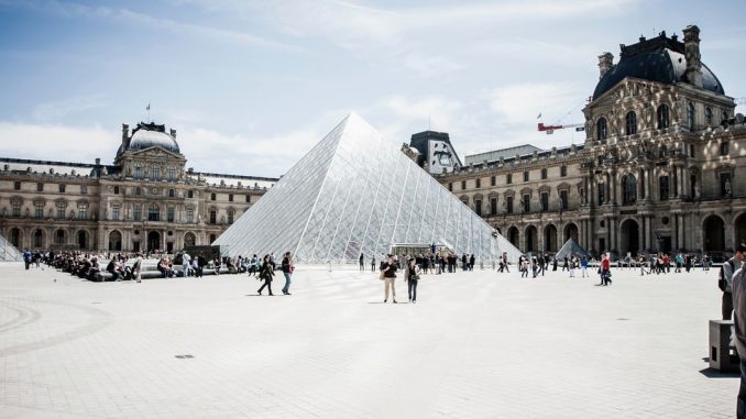 Louvre courtyard with visitors by stacywyss (Unsplash.com)