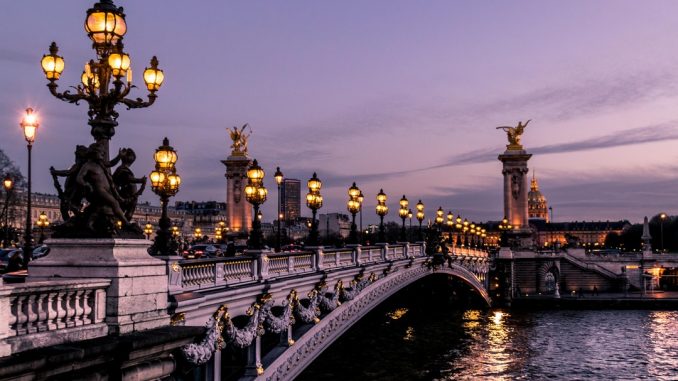 Parisian bridge by ettocl (Unsplash.com)