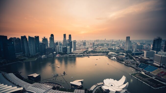 Evening over Singapore marina by chuttersnap (Unsplash.com)