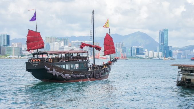 I wanna sit in this ship :) by goodchinese (Unsplash.com)