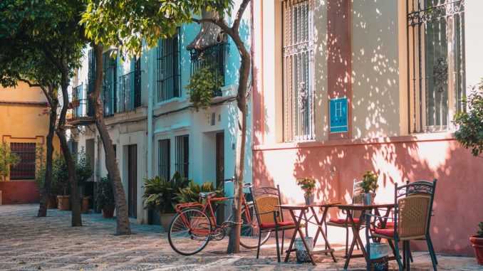 Cycling might not be the best way to move around the old streets of Seville because of the pavements, but this bike sure has a charm. by johanmouchet (Unsplash.com)