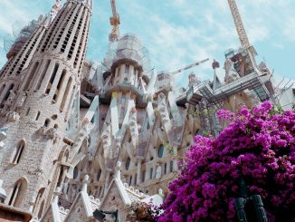La Sagrada Familia by strider_ (Unsplash.com)