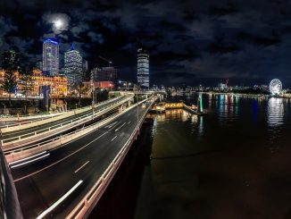Brisbane city night panorama with buildings and river by michael75 (Unsplash.com)